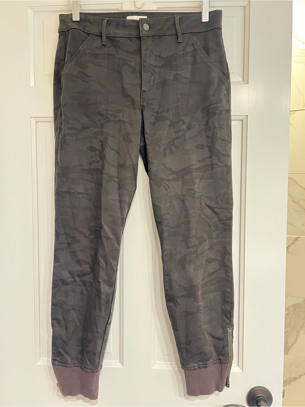 Evereve Camo Black Jogger Pants
